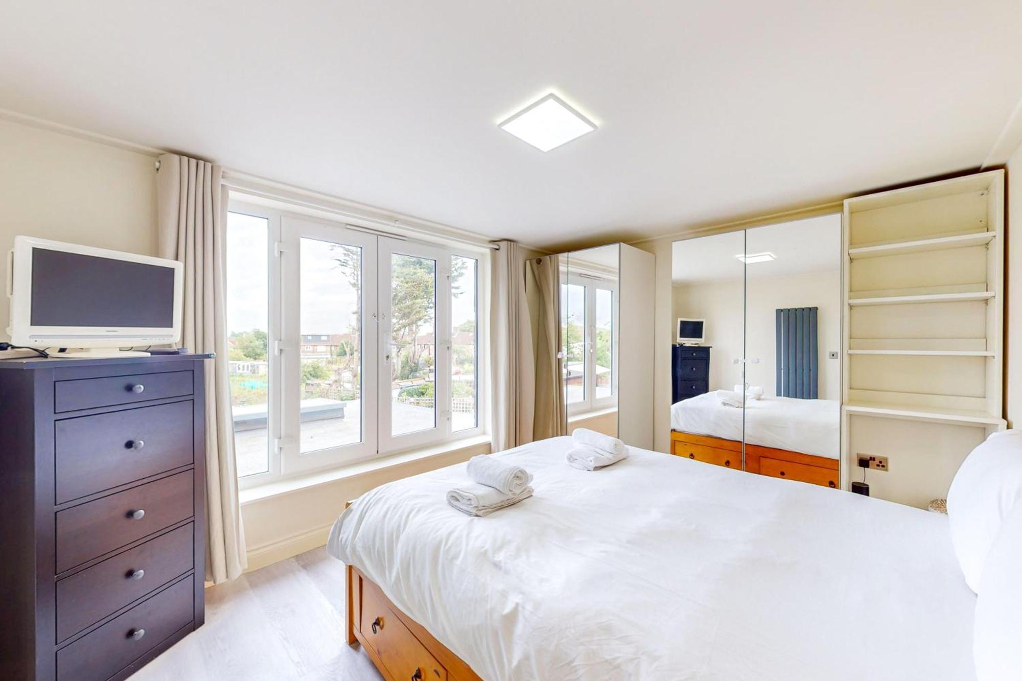2bed With Free Parking & An Aircon - 40min To Centre Holiday home London