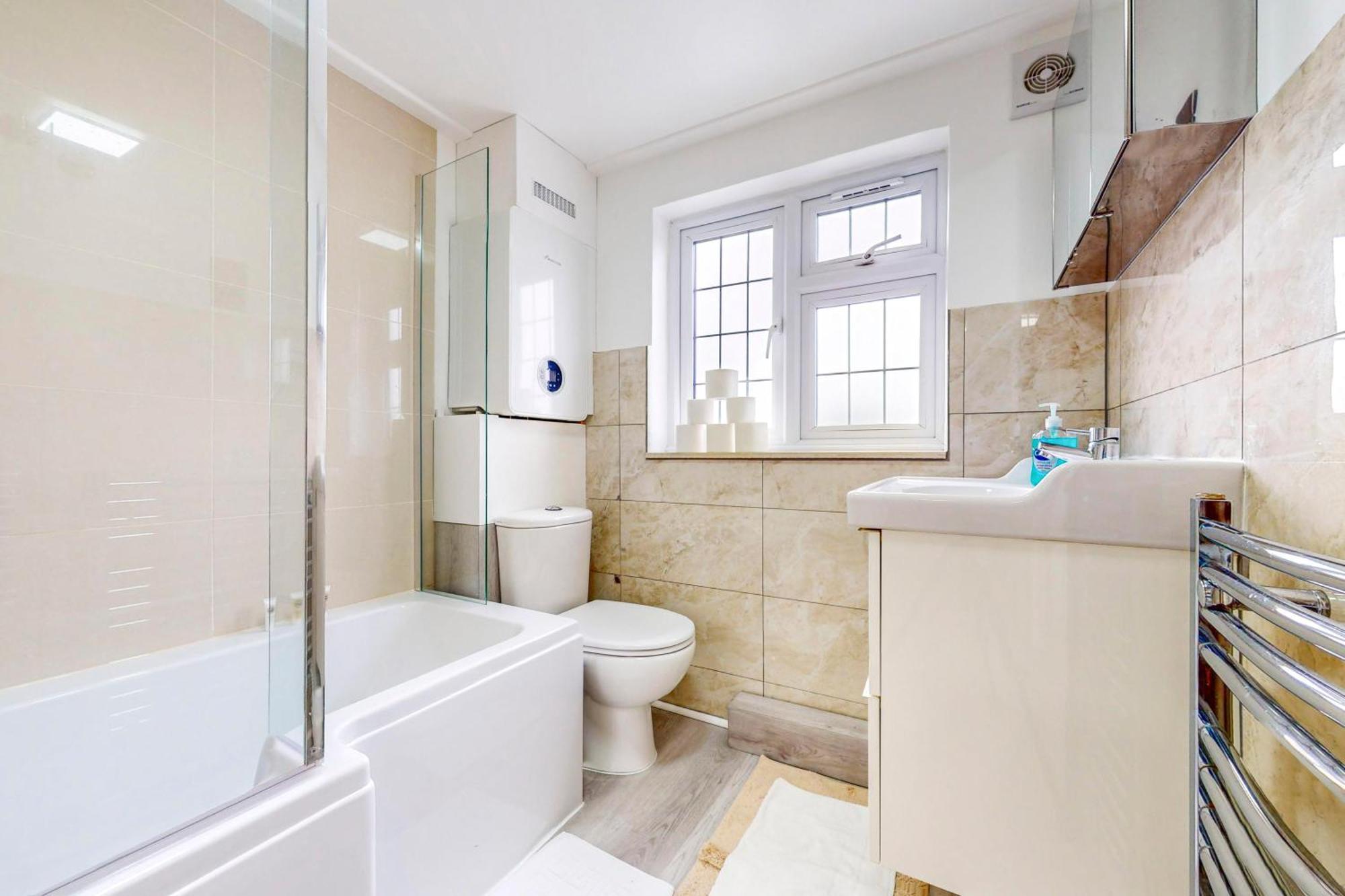 Holiday home 2bed With Free Parking & An Aircon - 40min To Centre